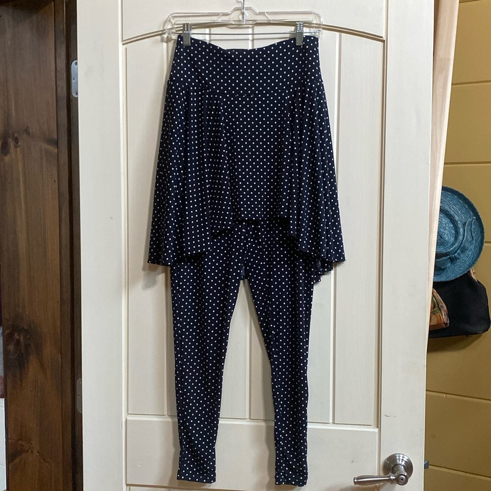 Like new! The Pyramid Collection, high/low polka dot skirted leggings